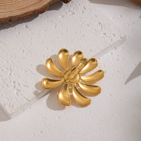 Wholesale Women's Stainless Steel Daisy Flower Ring With Pvd Furnace Vacuum Real Gold Plating Light Luxury Style