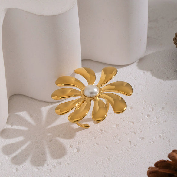 Wholesale Women's Stainless Steel Daisy Flower Ring With Pvd Furnace Vacuum Real Gold Plating Light Luxury Style