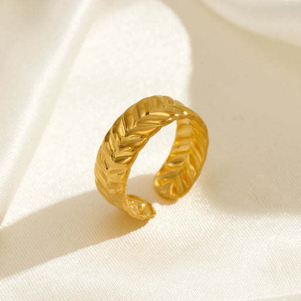Wholesale Women's Stainless Steel Flower Pattern Hip Hop Style Ring With Electroplating