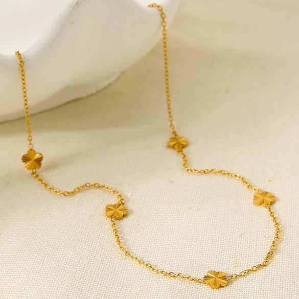 Wholesale Women's Stainless Steel Flower Pendant Necklace With 18K Gold Electroplating