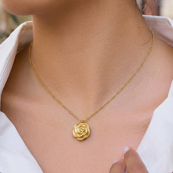 Wholesale Women's Stainless Steel Flower Pendant Necklace With Pvd Furnace Vacuum Real Gold Plating And Oshaped Chain