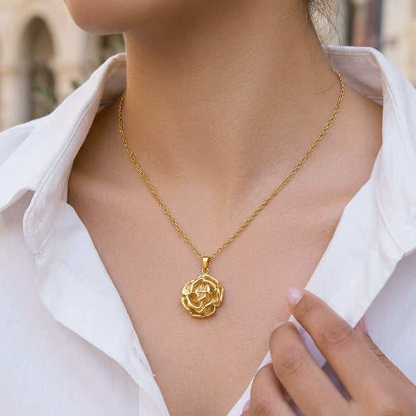 Wholesale Women's Stainless Steel Flower Pendant Necklace With Pvd Furnace Vacuum Real Gold Plating And Oshaped Chain
