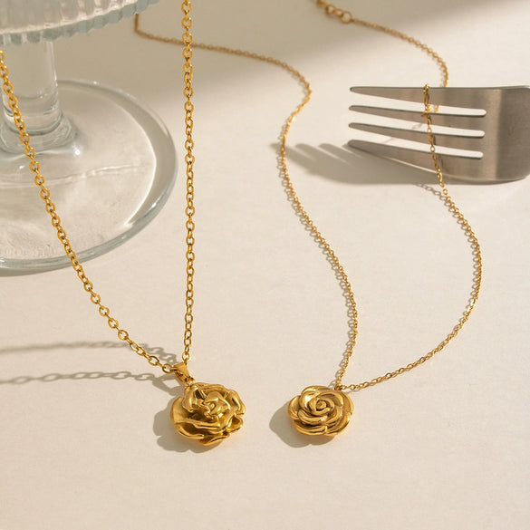 Wholesale Women's Stainless Steel Flower Pendant Necklace With Pvd Furnace Vacuum Real Gold Plating And Oshaped Chain