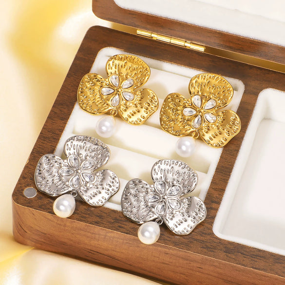 Wholesale Women's Stainless Steel French Retro Court Style Clover Earrings With Diamond Pearl Flower Design Electroplated 18K Vacuum Plating In Furnace Geometric Pattern