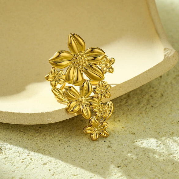 Wholesale Women's Stainless Steel French Retro Hollow Gold Flower Ring With Electroplating Treatment Light Luxury Style