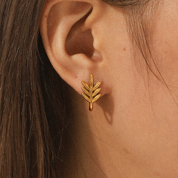 Wholesale Women's Stainless Steel Geometric And Flower Patterned Electroplated Stud Earrings