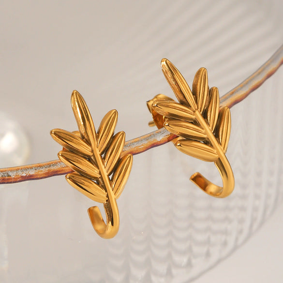 Wholesale Women's Stainless Steel Geometric And Flower Patterned Electroplated Stud Earrings