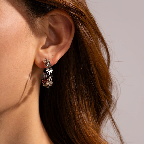 Wholesale Women's Stainless Steel Geometric Cshaped Small Flower Earrings Electroplated