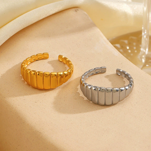 Wholesale Women's Stainless Steel Geometric Style Ring With 18K Gold Plated Electroplating