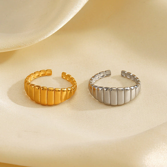 Wholesale Women's Stainless Steel Geometric Style Ring With 18K Gold Plated Electroplating