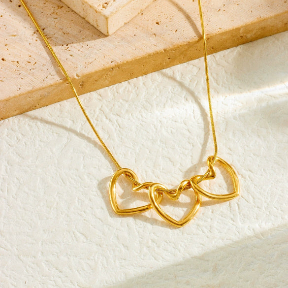 Wholesale Women's Stainless Steel Heart Shape Love Link Pendant Necklace With Goldplated Electroplating