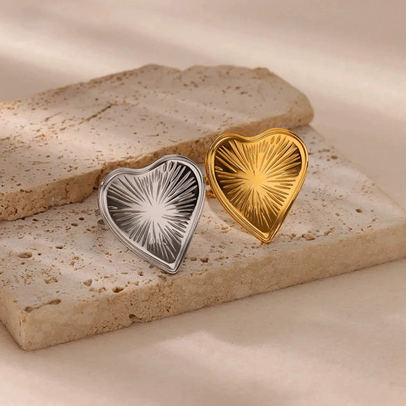 Wholesale Women's Stainless Steel Heartshaped Exaggerated Ring With Electroplating