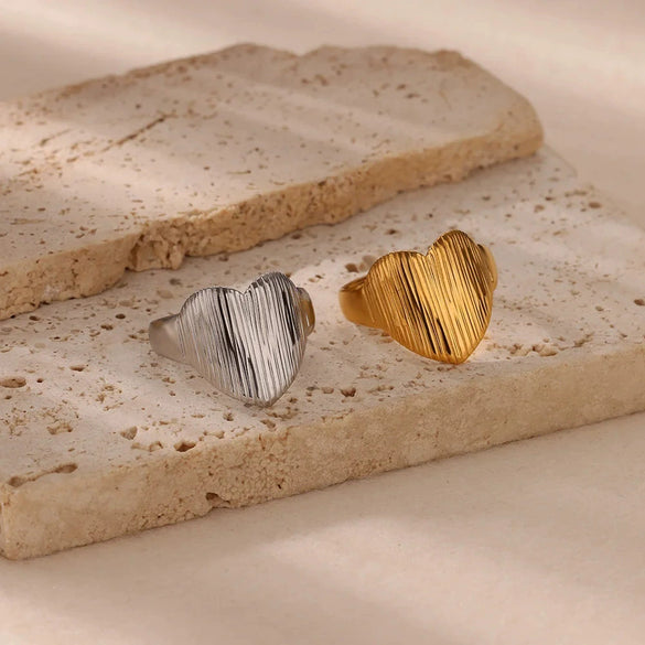 Wholesale Women's Stainless Steel Heartshaped Exaggerated Ring With Electroplating