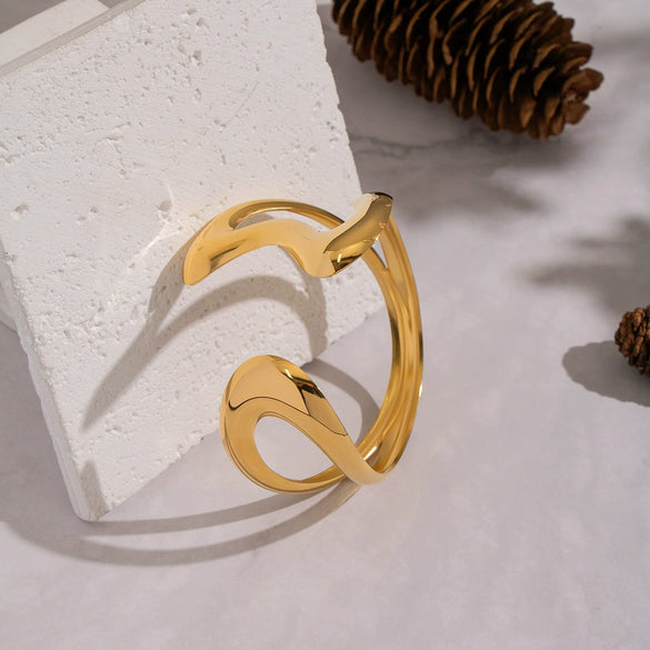 Wholesale Women's Stainless Steel Heartshaped Hollow Open Bracelet Electroplated 18K Gold Jewelry Accessories