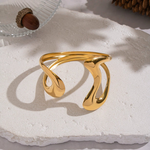 Wholesale Women's Stainless Steel Heartshaped Hollow Open Bracelet Electroplated 18K Gold Jewelry Accessories