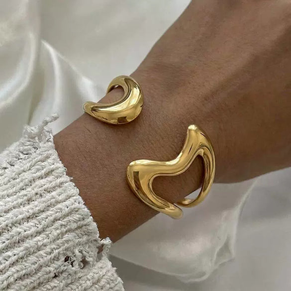 Wholesale Women's Stainless Steel Heartshaped Hollow Open Bracelet Electroplated 18K Gold Jewelry Accessories