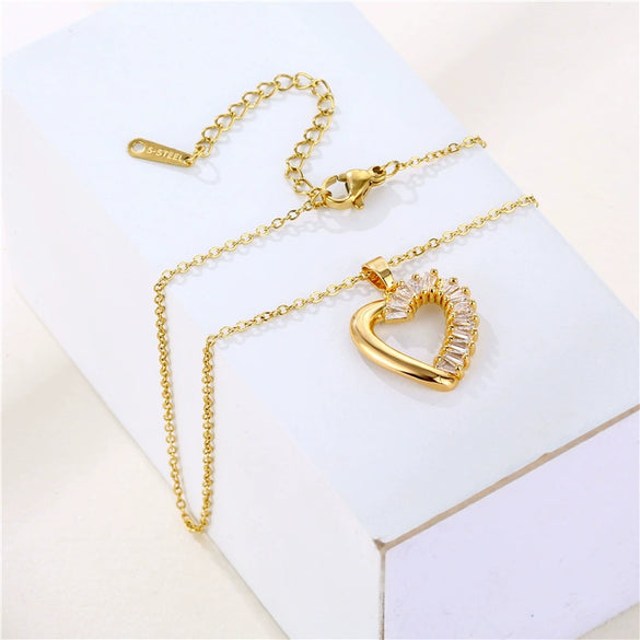 Wholesale Women's Stainless Steel Heartshaped Pendant Necklace With Mixed Gem Inlay And 18K Gold Electroplating Hip Hop Style