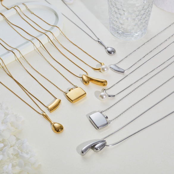 Wholesale Women's Stainless Steel 18K Gold Electroplated Geometric Hollow Necklace For Clavicle