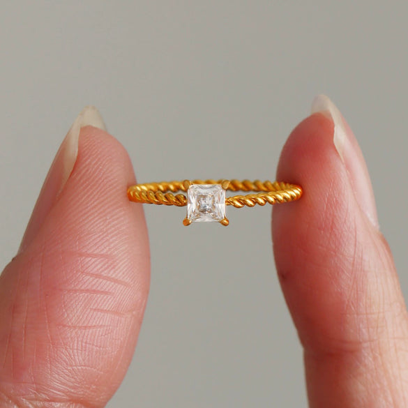 Wholesale Women's 316L Stainless Steel 18K Gold Plated Geometric Pattern Fine Twist Square Zircon Diamond Ring Light Luxury Style