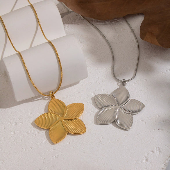 Wholesale Women's Stainless Steel 18K Real Gold Plated Flower Pendant Necklace With Snake Chain French Retro Texture