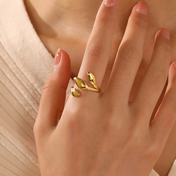 Wholesale Women's Stainless Steel Leaves Ring With 18K Goldplated Electroplating In Ins Style
