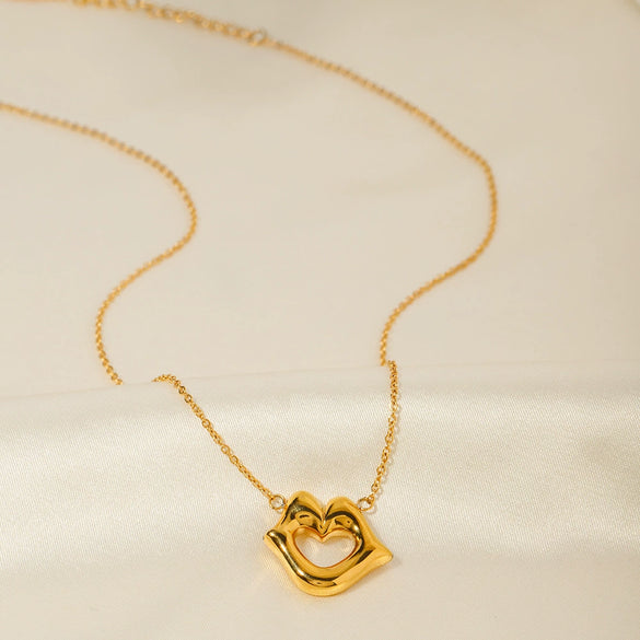 Wholesale Women's Stainless Steel Lip Pendant Necklace With Pearl Geometric Design And Electroplating