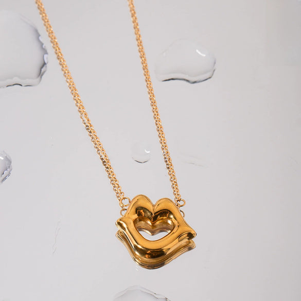 Wholesale Women's Stainless Steel Lip Pendant Necklace With Pearl Geometric Design And Electroplating