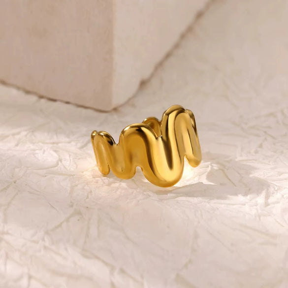 Wholesale Women's Stainless Steel Love Shaped Geometric Ring With Electroplating