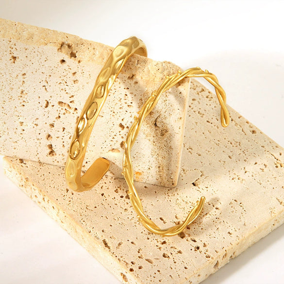 Wholesale Women's Stainless Steel Open Hammer Bracelet 18K Gold Plated With Vacuum Real Gold Electroplating In Pvd Furnace
