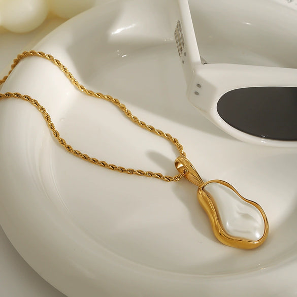Wholesale Women's Stainless Steel Pearl Necklace With Geometric Pattern And Electroplating Treatment