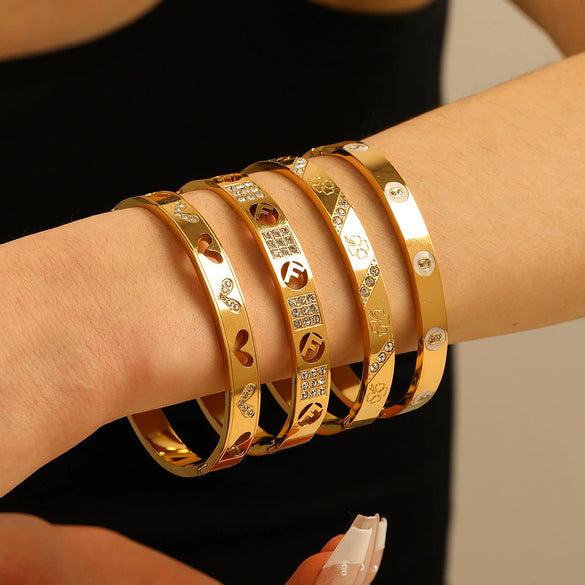 Wholesale Women's Stainless Steel Quadrilateral Diamond Texture Bracelet 18K Gold Plated With Electroplating Process