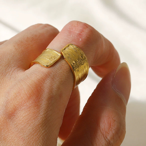 Wholesale Women's Stainless Steel Ring With Geometric Pattern And Electroplating Treatment