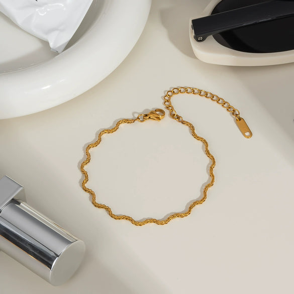 Wholesale Women's Stainless Steel Snake Chain Clavicle Chain With Curved Bend Design And Pvd Furnace Vacuum Real Gold Plating