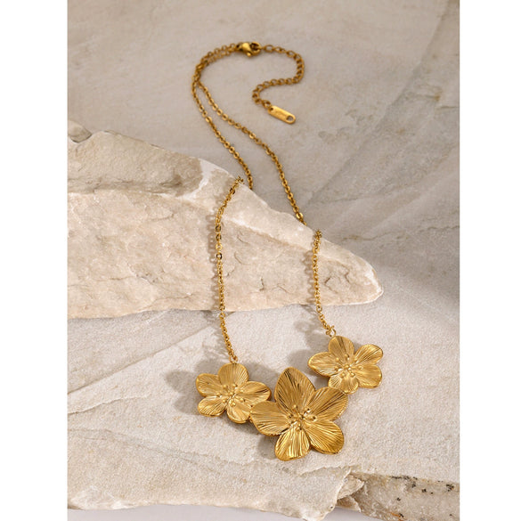 Wholesale Women's Stainless Steel Three Flowers Ochain Necklace With 18K Gold Electroplating