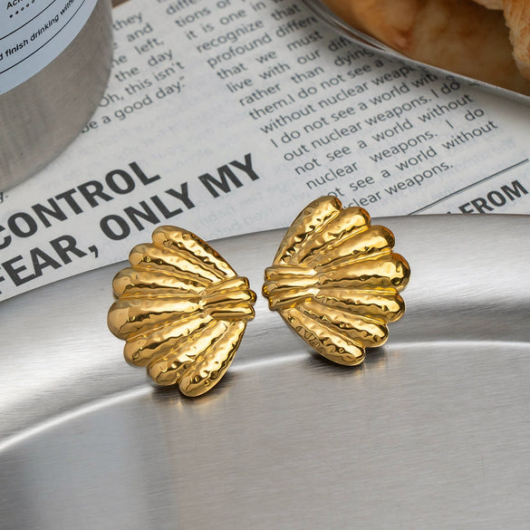 Wholesale Women's Stainless Steel Ushaped Striped Shell Earrings With 18K Gold Vacuum Real Gold Plated In Pvd Furnace Cute Geometric Style
