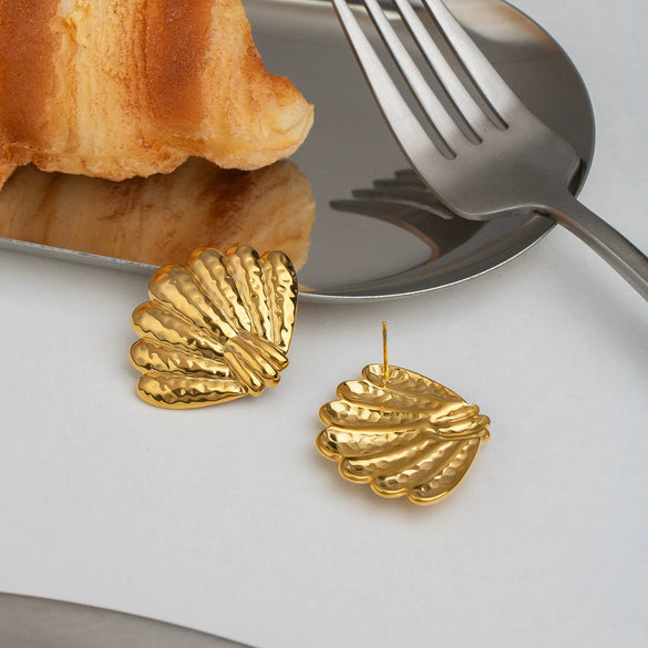 Wholesale Women's Stainless Steel Ushaped Striped Shell Earrings With 18K Gold Vacuum Real Gold Plated In Pvd Furnace Cute Geometric Style