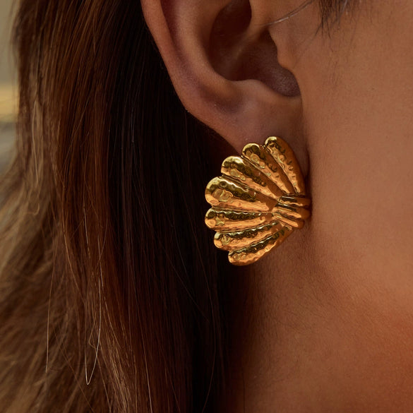 Wholesale Women's Stainless Steel Ushaped Striped Shell Earrings With 18K Gold Vacuum Real Gold Plated In Pvd Furnace Cute Geometric Style