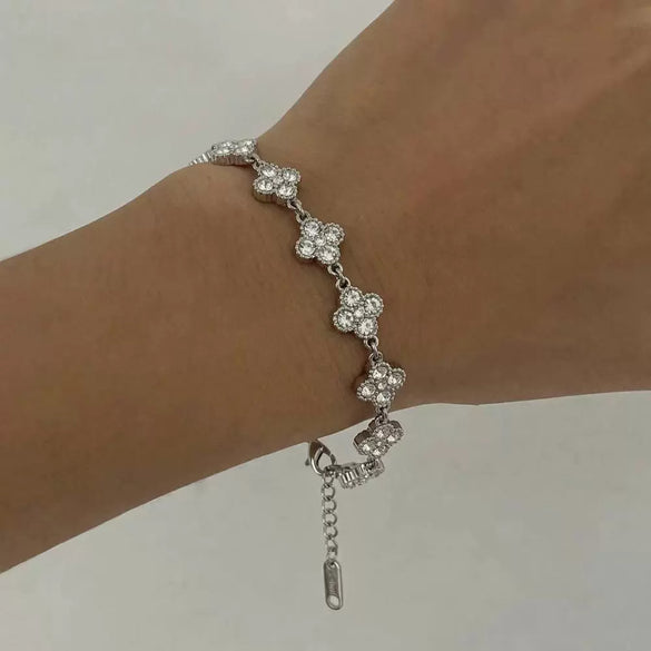Wholesale Women's Stainless Steel Vacuum Plated Flower Pattern Chain Bracelet Hand Jewelry