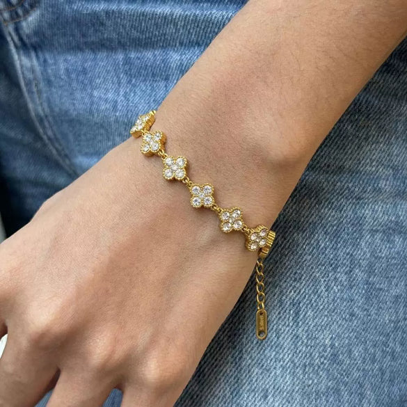 Wholesale Women's Stainless Steel Vacuum Plated Flower Pattern Chain Bracelet Hand Jewelry