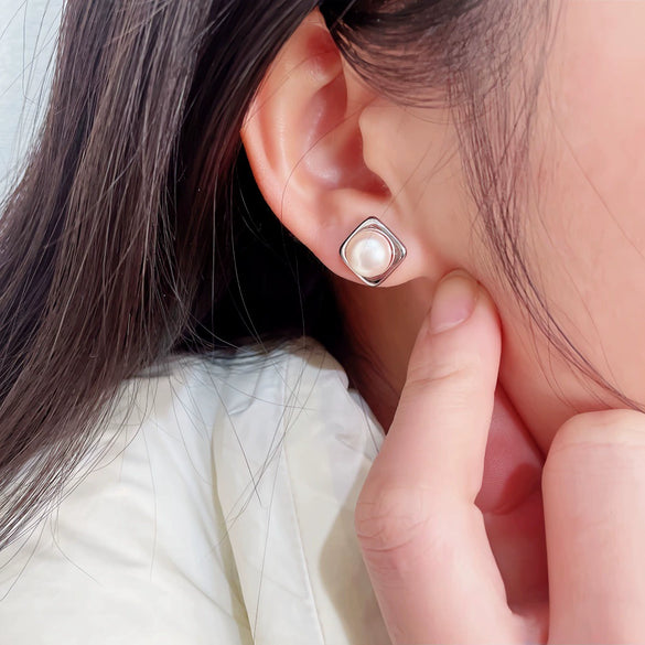 Wholesale Women's Sterling Silver Pearl Earrings Flat Round Shape Elegant And Highend