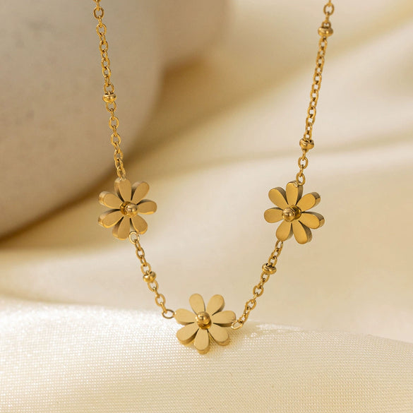 Wholesale Women's Sweet Fashionable Nonfading Electroplated Titanium Steel Necklace With Heart And Flower Patterns