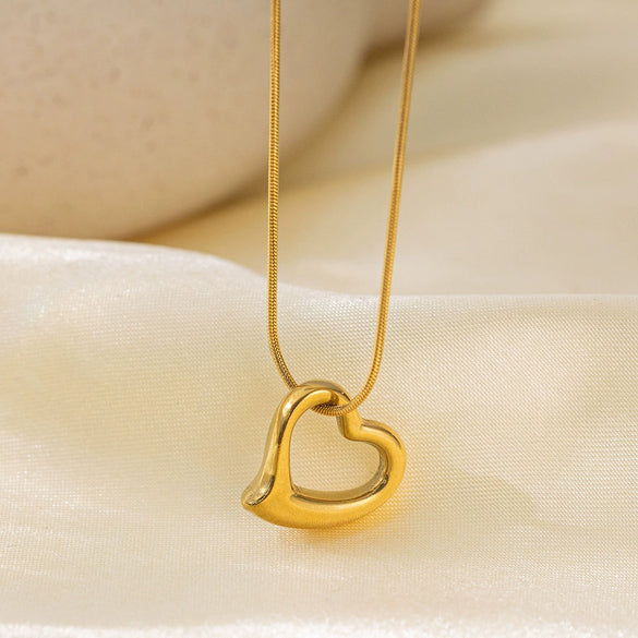 Wholesale Women's Sweet Fashionable Nonfading Electroplated Titanium Steel Necklace With Heart And Flower Patterns