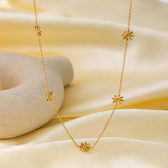 Wholesale Women's Sweet Fashionable Nonfading Electroplated Titanium Steel Necklace With Heart And Flower Patterns