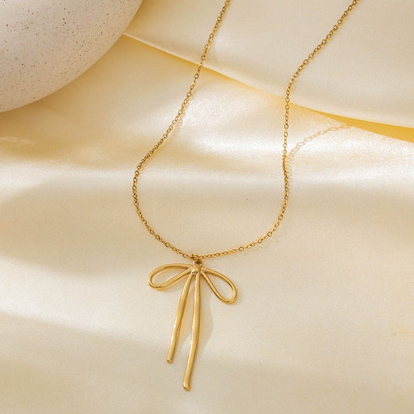 Wholesale Women's Sweet Fashionable Nonfading Electroplated Titanium Steel Necklace With Heart And Flower Patterns