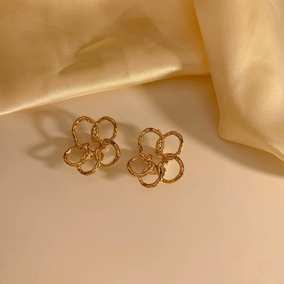 Wholesale Women's Sweet Hollow Flower Pearl Earrings With Electroplating Design In Stainless Steel