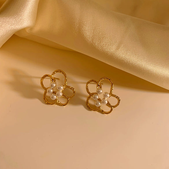 Wholesale Women's Sweet Hollow Flower Pearl Earrings With Electroplating Design In Stainless Steel