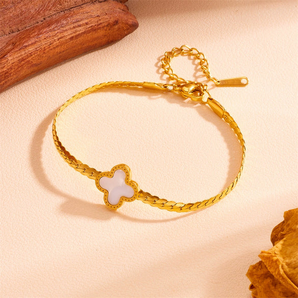 Wholesale Women's Titanium Steel Clavicle Chain With Heart Shape Pattern And Electroplating Design