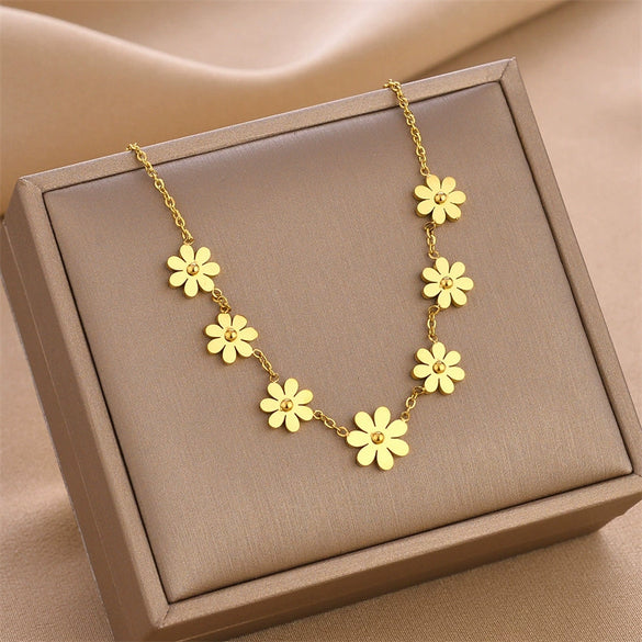 Wholesale Women's Titanium Steel Daisy Geometric O Chain Necklace With Electroplating Treatment