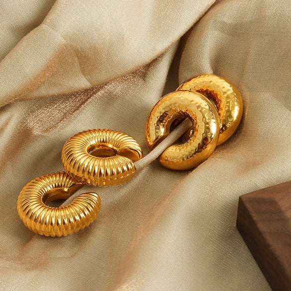 Wholesale Women's Titanium Steel Geometric Hollow Thread Ear Clip Earrings With Electroplating Treatment