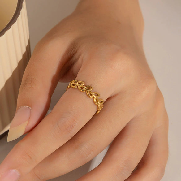 Wholesale Women's Titanium Steel Geometric Interlocking Ring With Electroplating